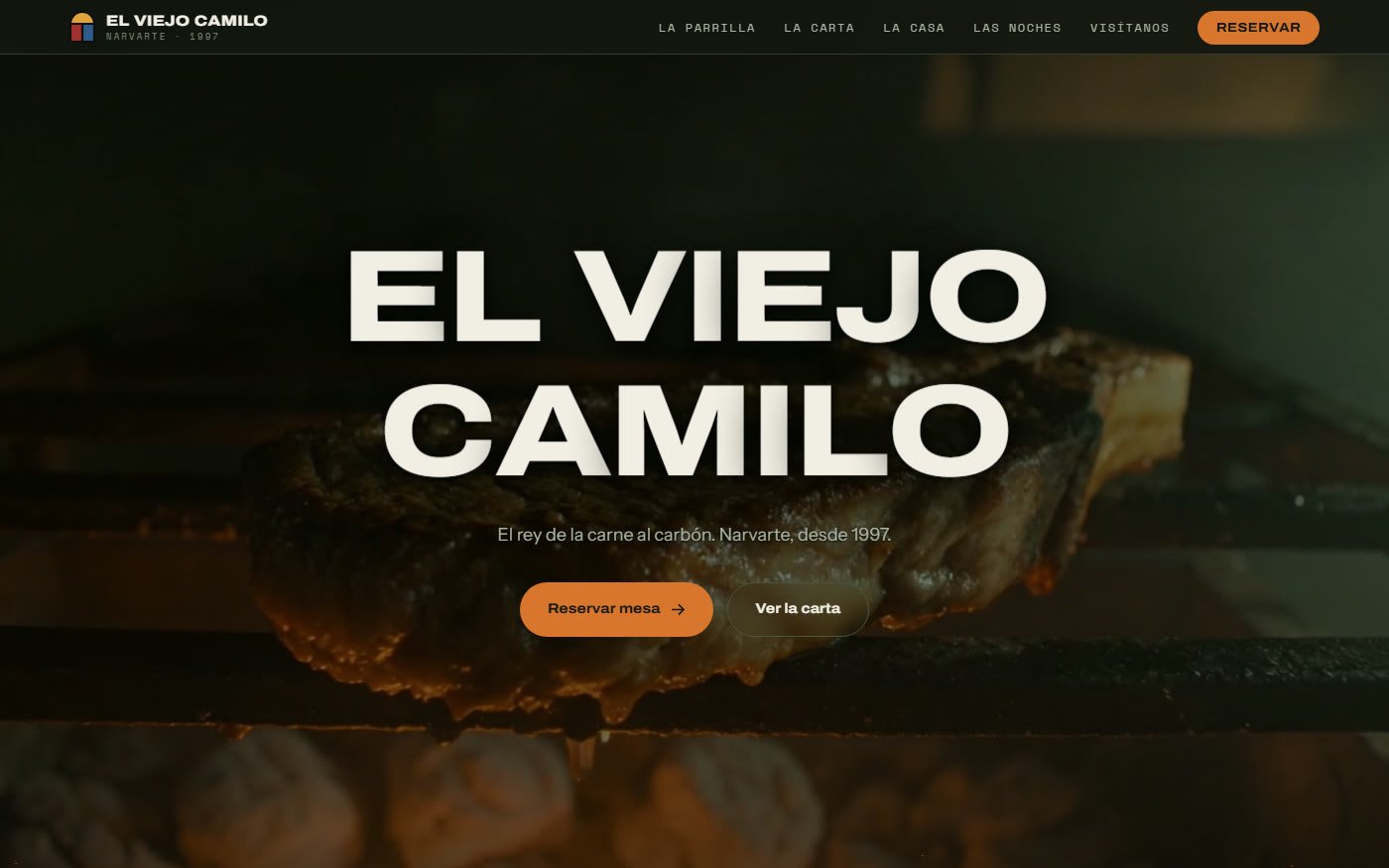 Portada del sitio de El Viejo Camilo, con un corte sellandose sobre las brasas y el titulo El Viejo Camilo.