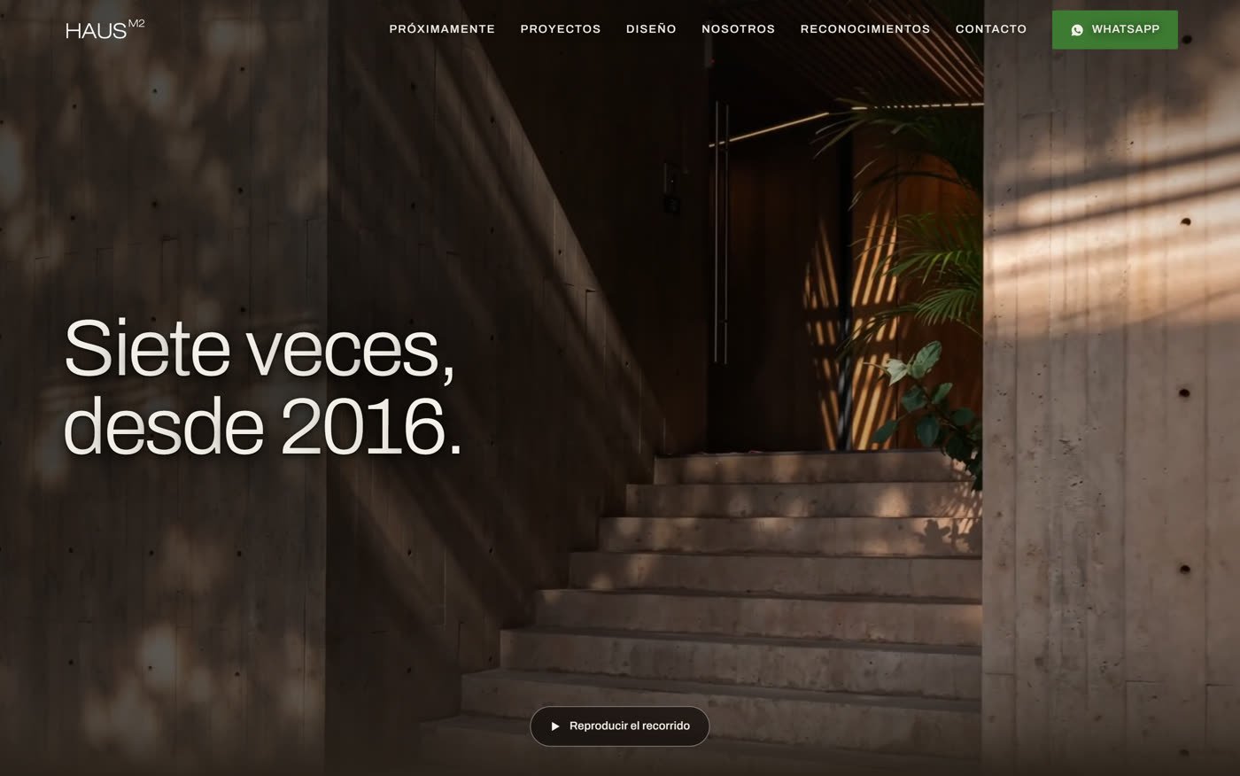 Portada del sitio de HAUS M2, con una escalera de concreto iluminada y el titulo Siete veces desde 2016.