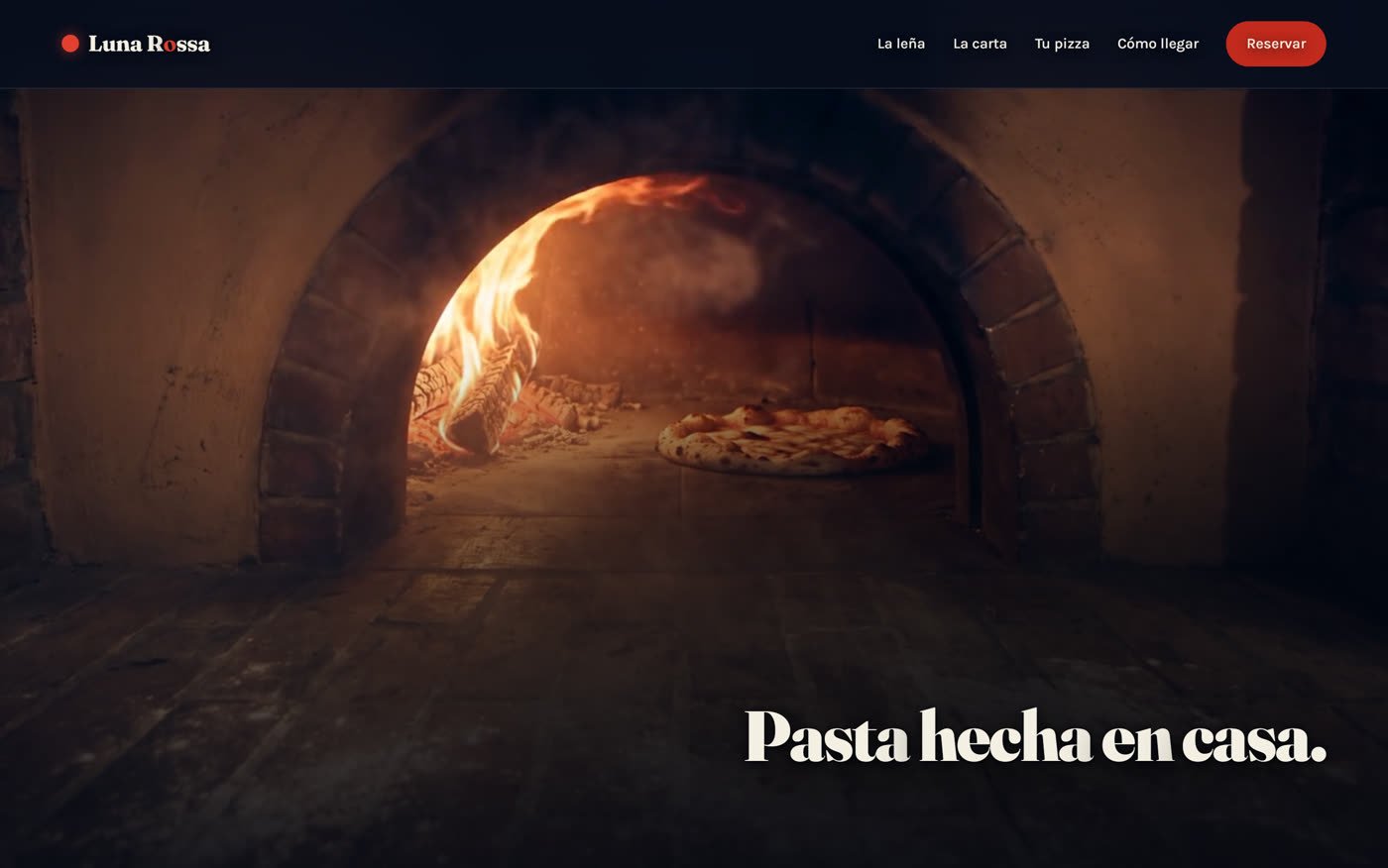 Portada del sitio de Luna Rossa, con un horno de lena encendido y el titulo Pasta hecha en casa.